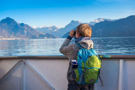 Enfant regardant au loin eux jumelles